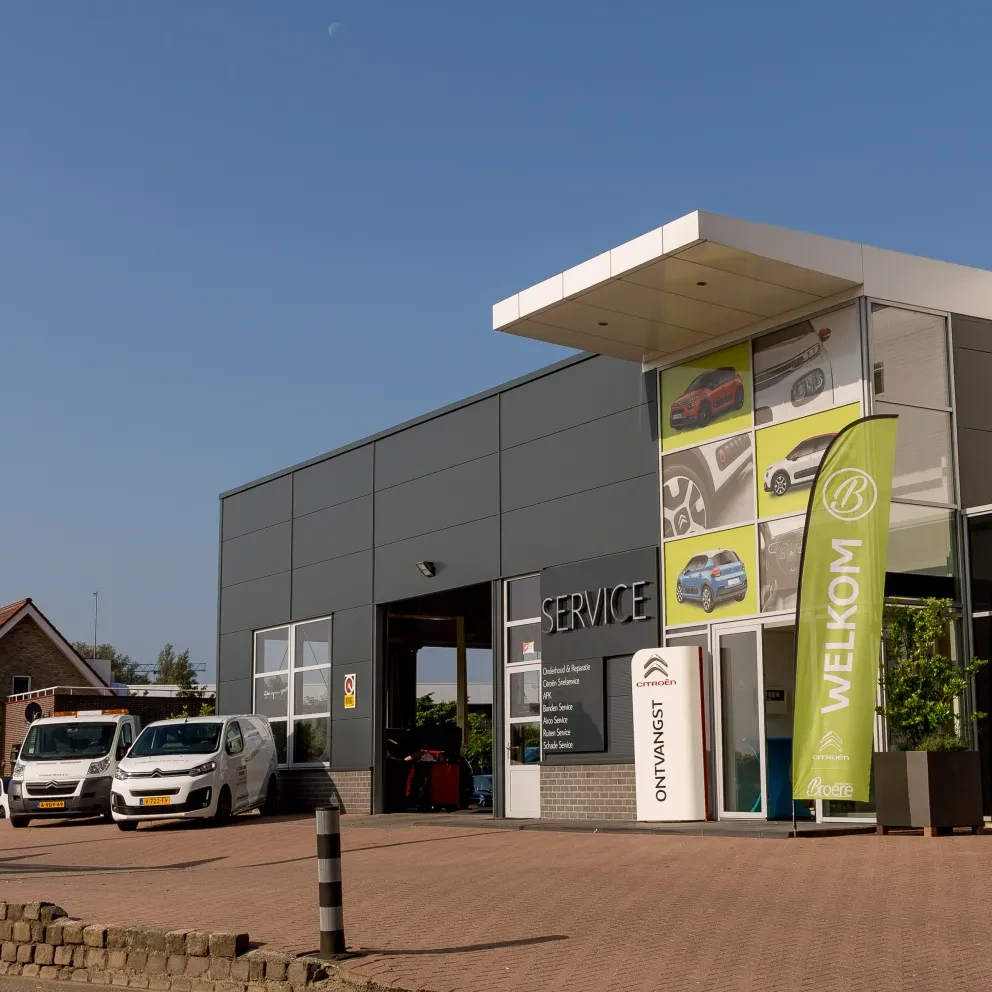 Entree met tankstation