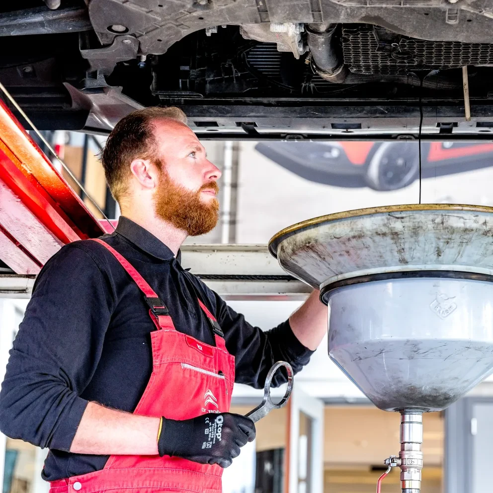 Monteur ververst olie