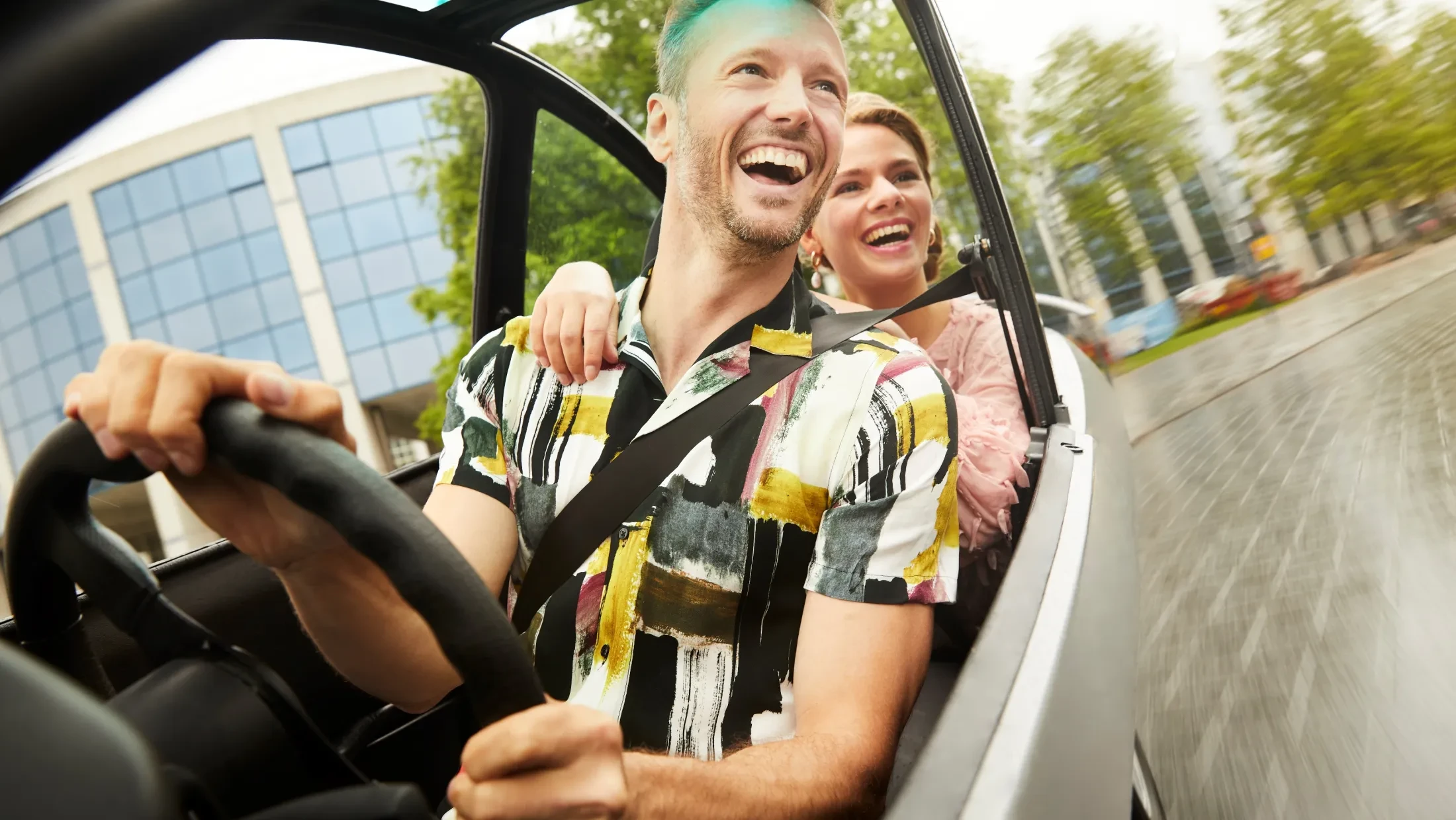 Carver met lachende bestuurder en passagier